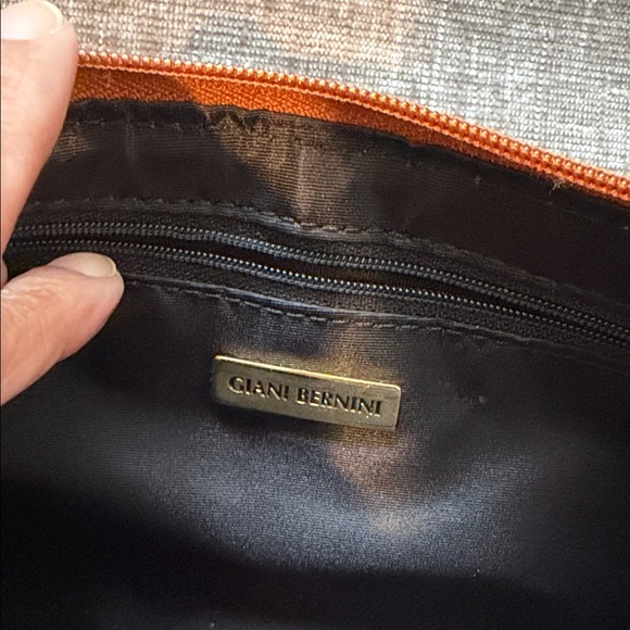 Gianni Bernini Elegant Tan Croc-Embossed Handbag - Picture 2 of 3